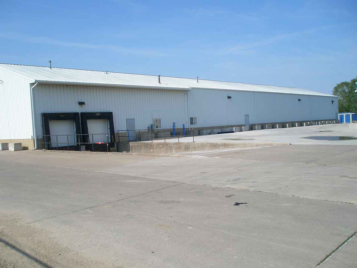 Dual truck loading docks accessible self storage unit in Davenport, Iowa. (Quad Cities area)