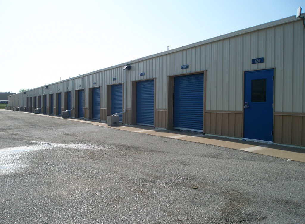 Large garage spaces for self storage in Davenport, Iowa.